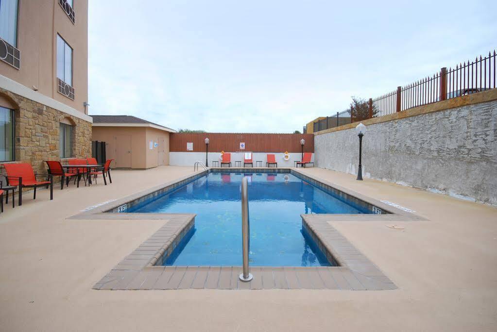Holiday Inn Express & Suites Gonzales By Ihg Esterno foto